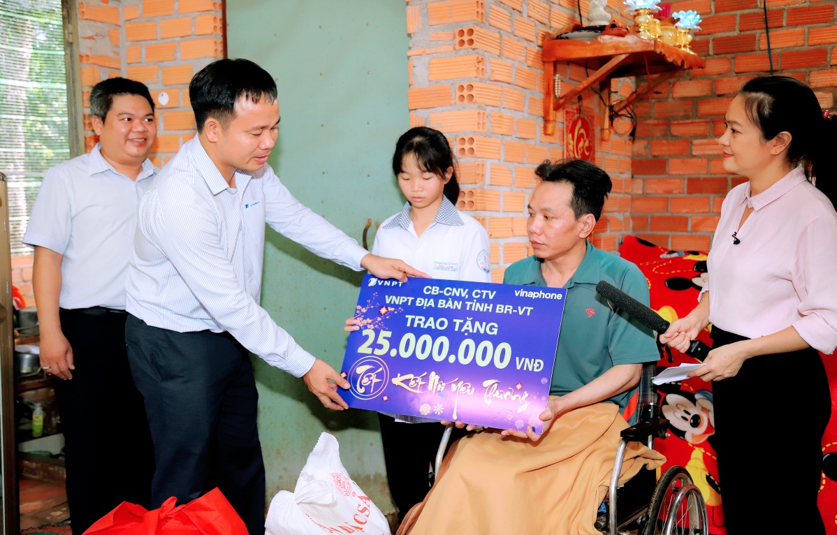TTKD VNPT Bà Rịa – Vũng Tàu trao quà cho gia đình có hoàn cảnh khó khăn dịp Tết Tân Sửu 2021 TTKD VNPT Bà Rịa – Vũng Tàu trao quà cho gia đình có hoàn cảnh khó khăn dịp Tết Tân Sửu 2021